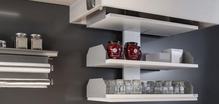 Лифт выносит содержимое из стенного шкафа.